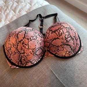 Victoria Secret very sexy push up bra. 36DDD. EUC wore once or twice.